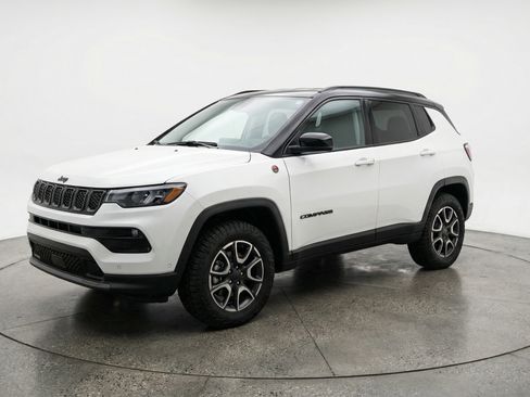 Used 2025 Jeep Compass Trailhawk AWD/4WD image 3