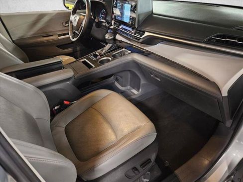 Used 2022 Toyota Sienna Limited FWD image 21