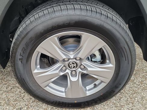 Used 2025 Toyota RAV4 LE AWD/4WD image 8