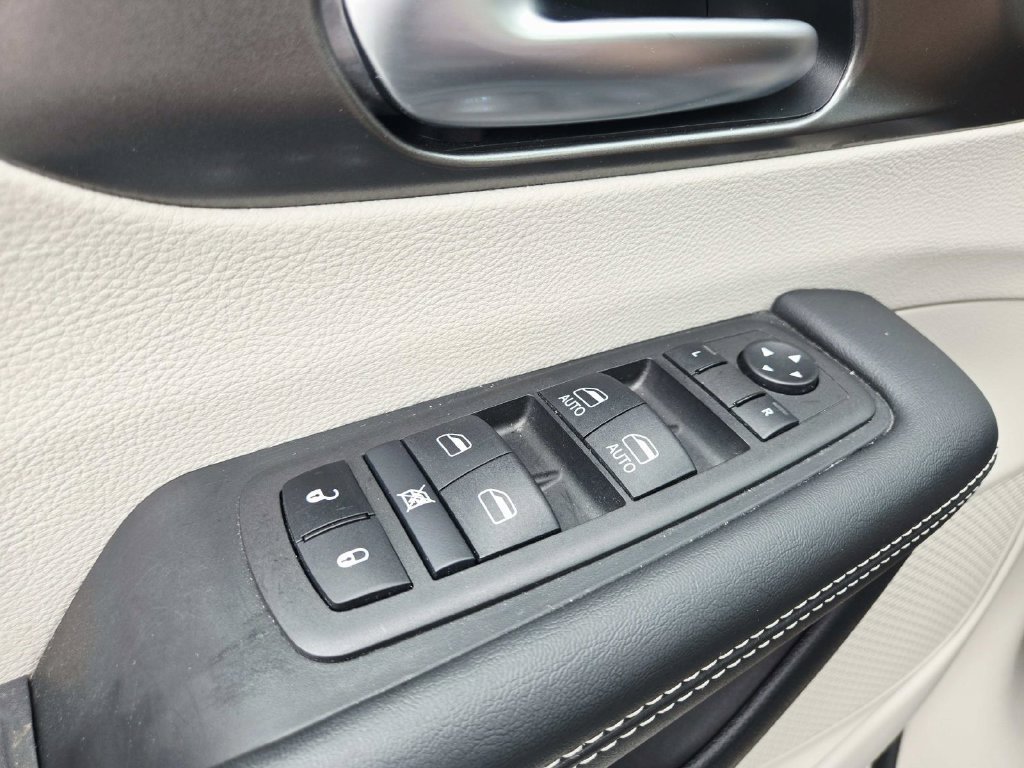 Certified 2024 Chrysler Pacifica Touring-L FWD image 37