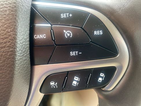 Used 2019 Jeep Grand Cherokee Overland AWD/4WD image 13