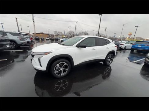 Certified 2024 Chevrolet Trax RS w/ Driver Confidence Package image 4