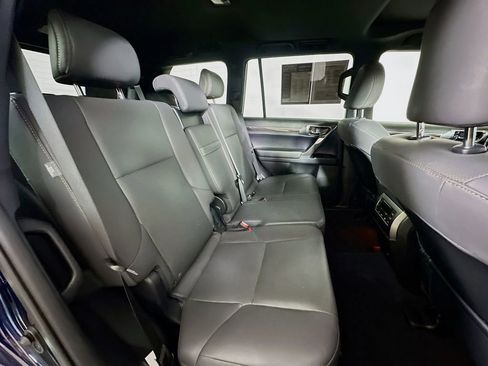 Used 2023 Lexus GX 460 Premium w/ Premium Package image 11