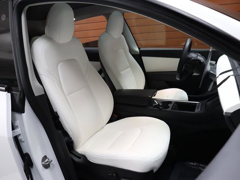 Used 2022 Tesla Model Y Long Range image 57