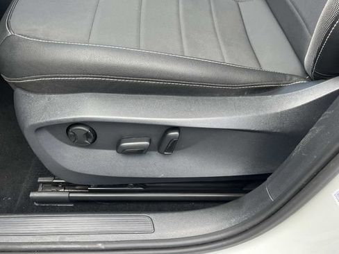 Used 2024 Volkswagen Taos SE AWD/4WD image 33