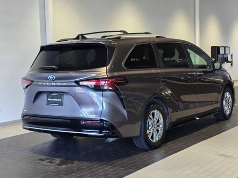 Used 2023 Toyota Sienna Platinum AWD/4WD image 5
