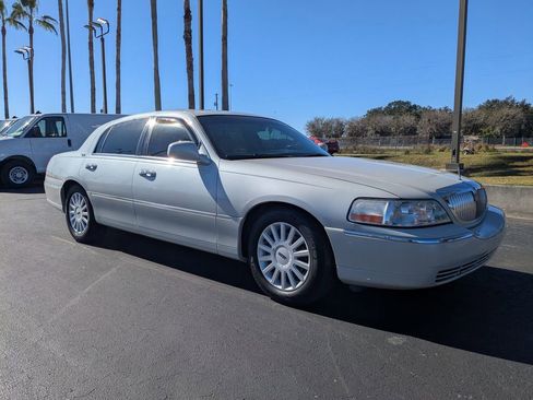 Used 2005 Lincoln Town Car Signature Limited image 2