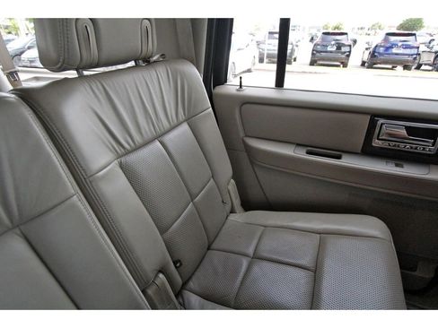 Used 2010 Lincoln Navigator L 2WD image 12