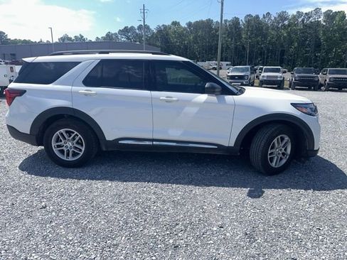 Certified 2025 Ford Explorer Active w/ Active Comfort Package RWD image 3