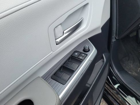 Used 2025 Toyota Sienna XLE FWD image 19