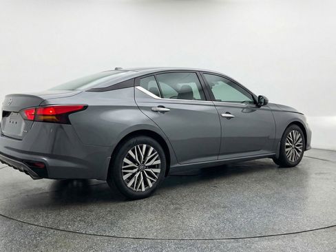 Used 2025 Nissan Altima 2.5 SV FWD image 9