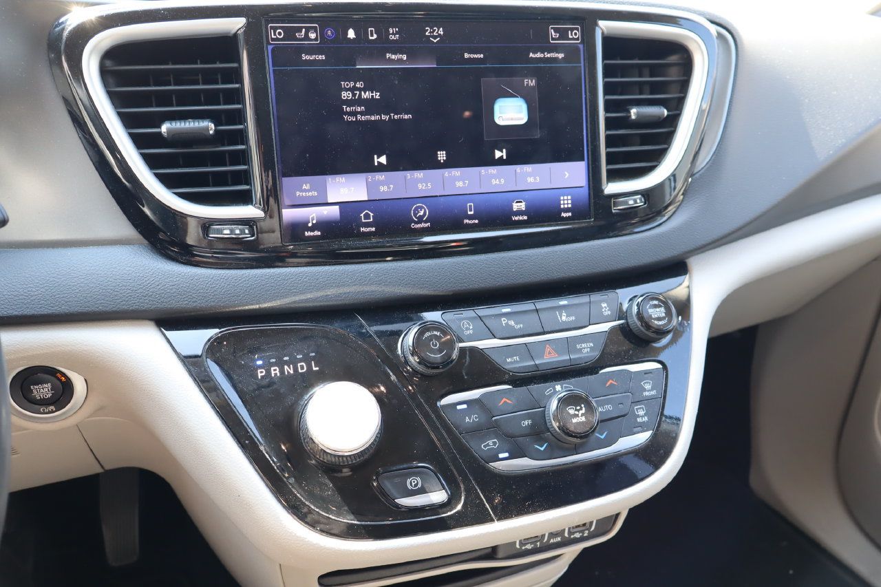Used 2024 Chrysler Pacifica Touring-L FWD image 7