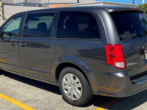 Used 2019 Dodge Grand Caravan SE w/ UConnect Hands-Free Group image 4
