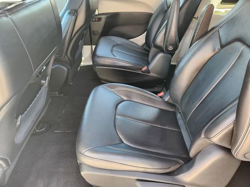 Used 2024 Chrysler Pacifica Select image 18