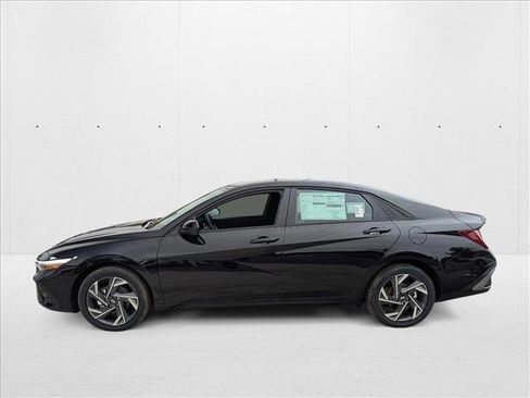 New 2025 Hyundai Elantra SEL image 5