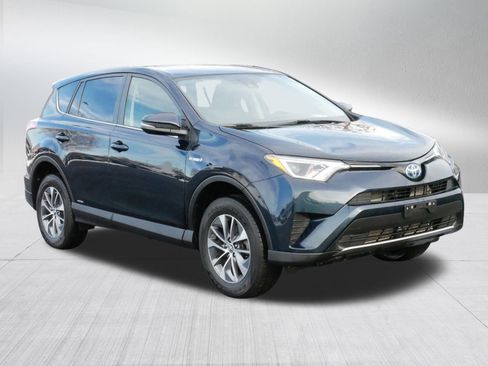 Used 2018 Toyota RAV4 LE image 2