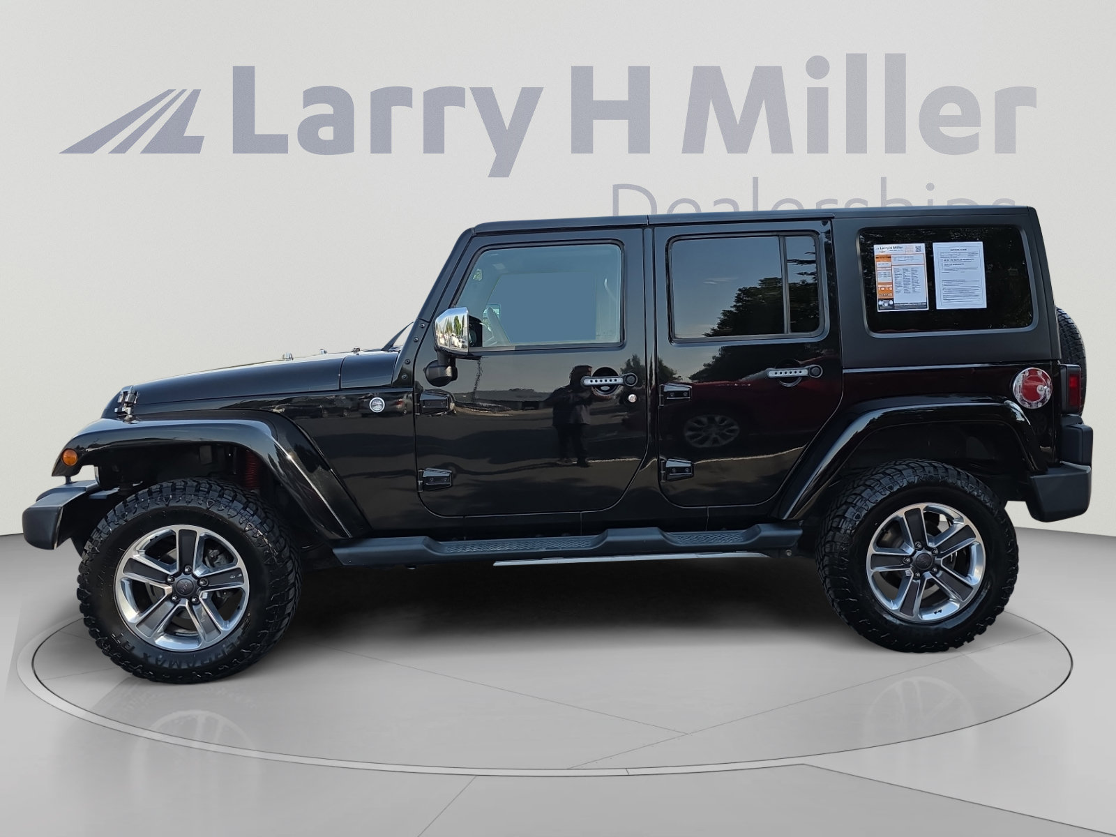 Used 2014 Jeep Wrangler Unlimited Sahara w/ Dual Top Group AWD/4WD image 2