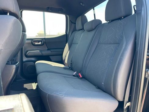 Used 2017 Toyota Tacoma TRD Sport w/ Premium & Technology Package AWD/4WD image 11