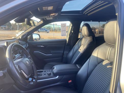 Used 2022 Toyota Highlander XSE image 12