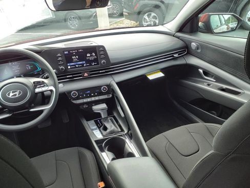 Used 2025 Hyundai Elantra Blue image 12
