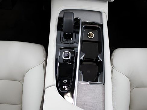 New 2025 Volvo XC90 B6 Plus w/ Protection Package Premier image 27