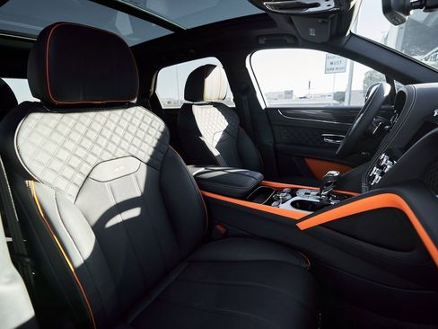 Used 2025 Bentley Bentayga image 43