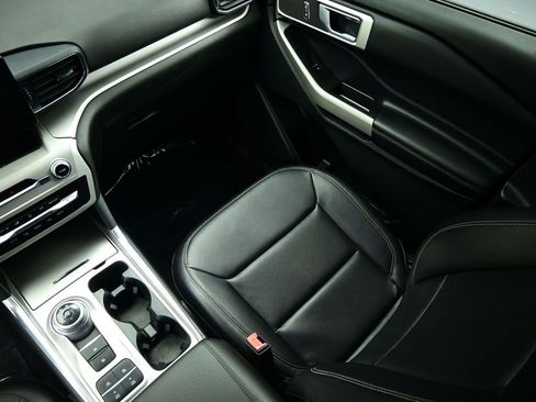 Used 2020 Ford Explorer XLT w/ Equipment Group 202A image 10