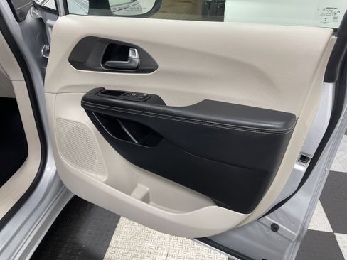 Used 2023 Chrysler Pacifica Touring-L image 22