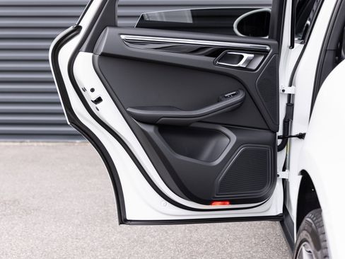 Certified 2026 Porsche Macan image 25