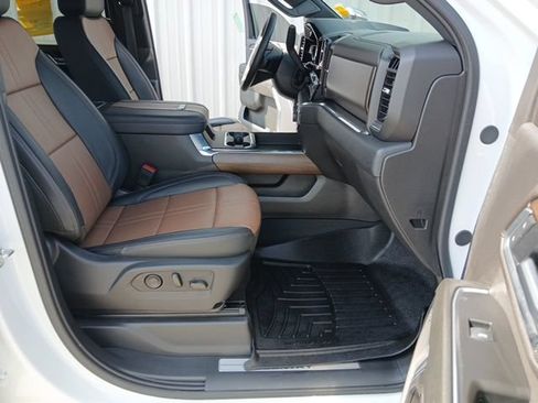 Used 2025 Chevrolet Silverado 3500 High Country w/ Technology Package AWD/4WD image 49