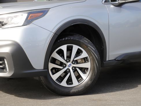 Used 2020 Subaru Outback Premium AWD/4WD image 2