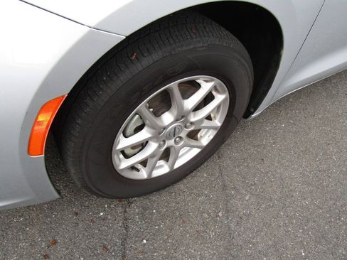 Used 2024 Chrysler Pacifica Touring-L FWD image 32