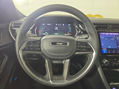 Certified 2023 Jeep Grand Cherokee Overland image 15