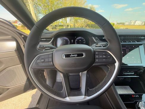 New 2025 Jeep Grand Cherokee L Laredo image 21