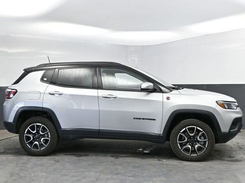 Used 2025 Jeep Compass Trailhawk AWD/4WD image 10
