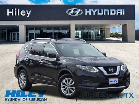 Used 2019 Nissan Rogue SV image 2