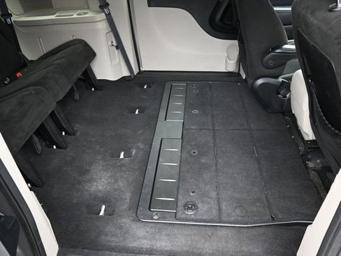 Used 2016 Dodge Grand Caravan SXT image 22