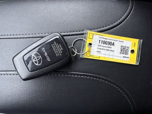 Used 2018 Nissan Rogue SV w/ Premium Package image 34