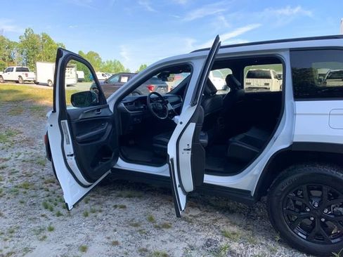 Used 2025 Jeep Grand Cherokee Altitude AWD/4WD image 17