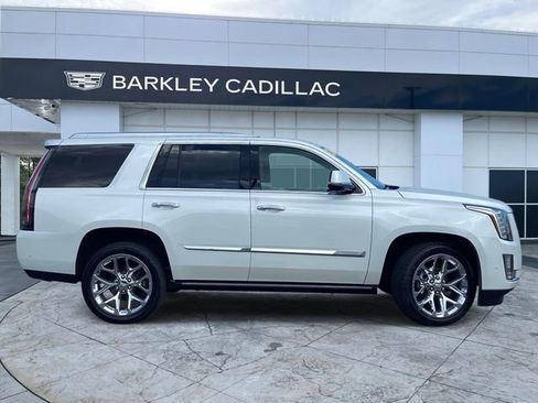 Used 2017 Cadillac Escalade Platinum AWD/4WD image 2