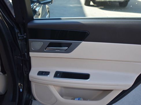 Used 2017 Jaguar XF Premium image 39