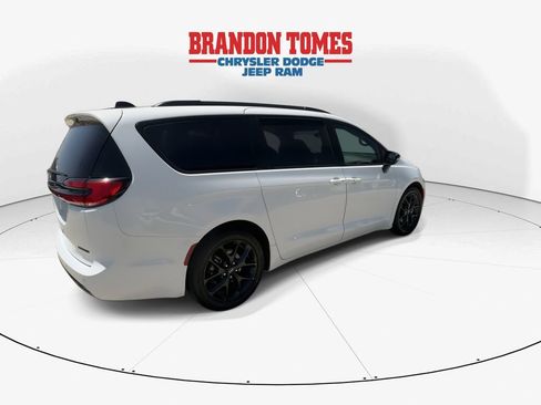 Used 2025 Chrysler Pacifica Limited FWD image 8