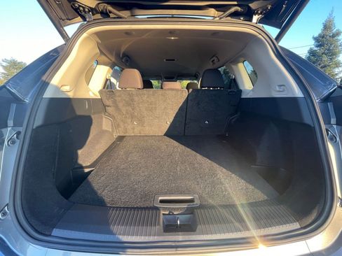 Used 2025 Nissan Rogue SV image 32