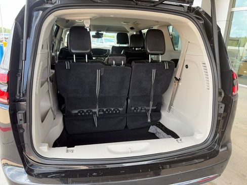 Used 2023 Chrysler Pacifica Touring-L FWD image 27