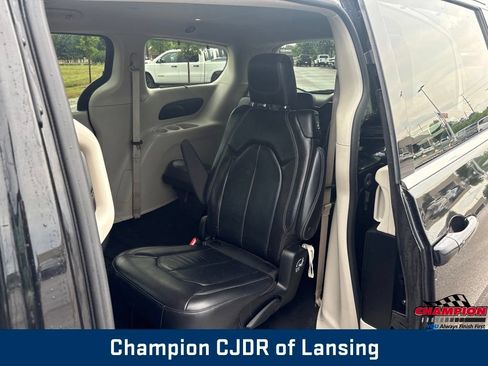 Used 2022 Chrysler Pacifica Touring-L FWD image 17