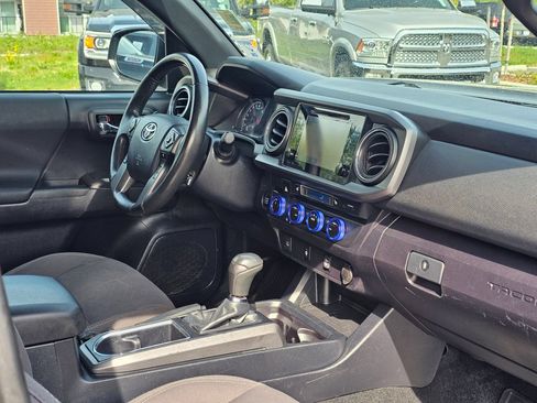 Used 2019 Toyota Tacoma TRD Off-Road w/ TRD Premium Off Road Package AWD/4WD image 35