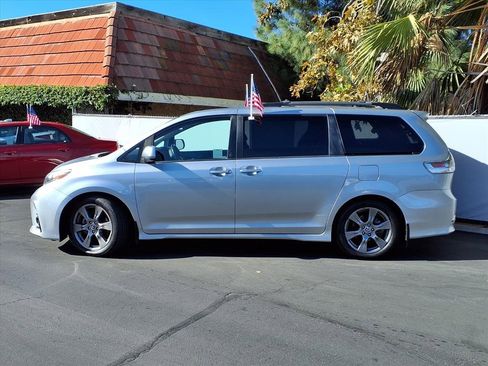 Certified 2019 Toyota Sienna SE Premium image 3