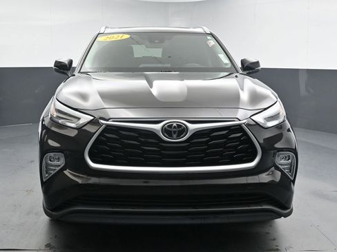 Used 2021 Toyota Highlander XLE AWD/4WD image 3