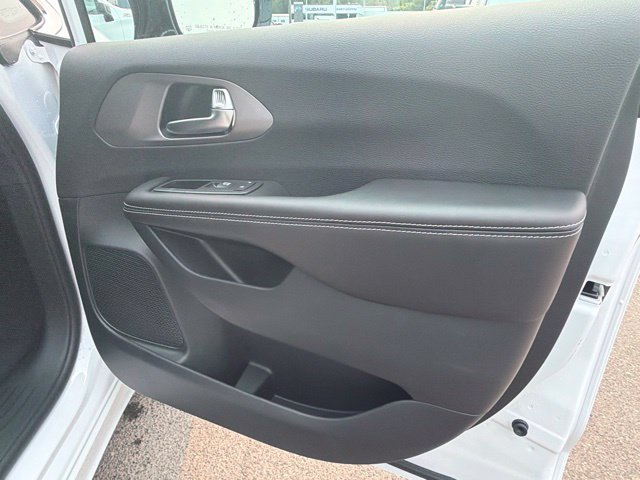 New 2027 Chrysler Pacifica Select AWD/4WD image 8