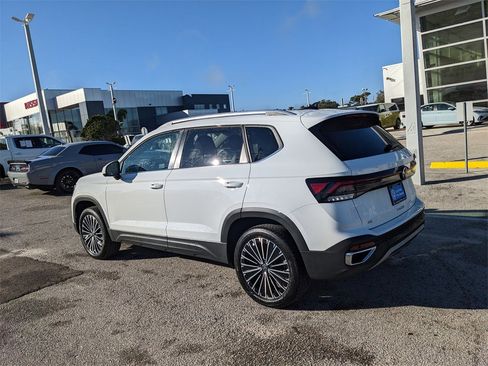 Certified 2025 Volkswagen Taos SE image 5